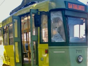 “Risorsa” lancia bottiglie contro il tram: ferito un autista della linea 14