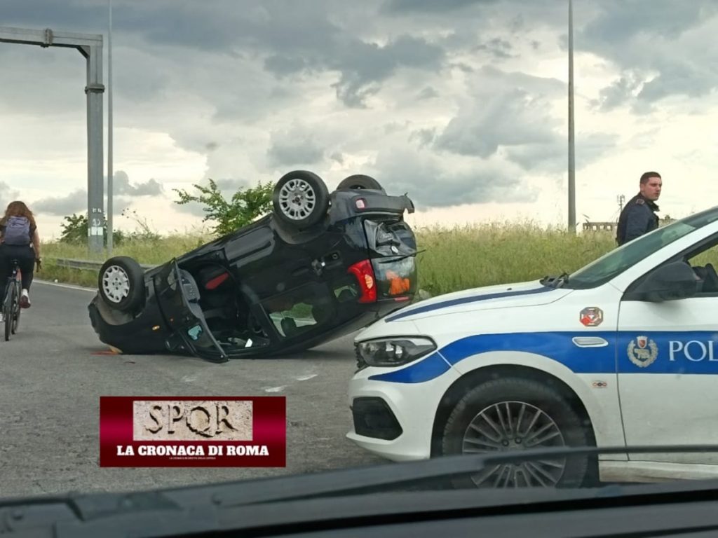 Macchina ribaltata, tanta paura a Tor Vergata