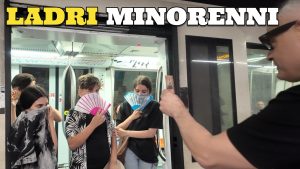 Borseggiatori minorenni in azione: la polizia li arresta, ma tornano subito VIDEO