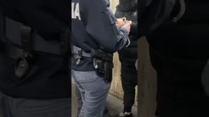Arresto sotto la metro di due uomini VIDEO
