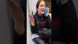 Borseggiatrice picchiata in metro dopo aver provato a derubare una famiglia #botte #furto #metro VIDEO