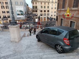 Piazza di Spagna. Macchina sulla scalinata fra lo stupore dei turisti