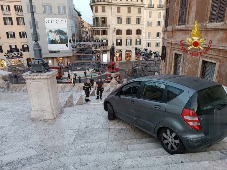 Piazza di Spagna. Macchina sulla scalinata fra lo stupore dei turisti