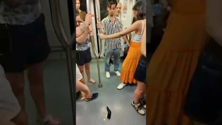 Salvo il portafoglio ad un turista tedesco che aveva appena subito il furto #roma  #borseggiatrici VIDEO