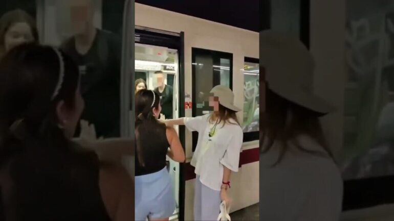 Becco borseggiatrice mentre infila la mano nella borsa di una turista #metro #furto #borseggiatori VIDEO