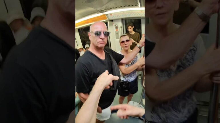 Furto in diretta pickpocket lancia il portafogli per non essere arrestata VIDEO