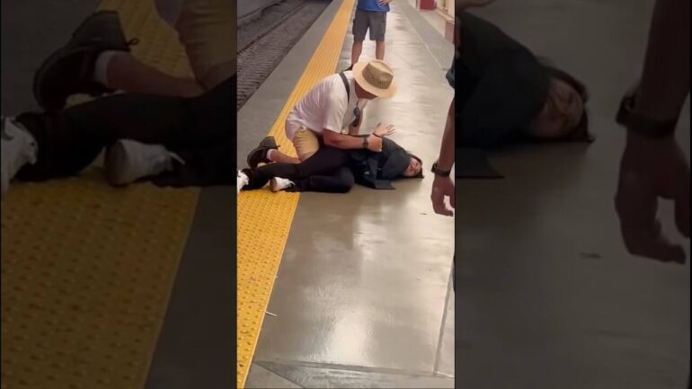 Turista scopre di essere stato derubato e immobilizza una borseggiatrice a terra e la fa arrestare VIDEO