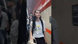 Borseggiatrici aggrediscono cittadini che le filmano durante un furto VIDEO