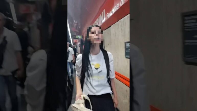 Borseggiatrici aggrediscono cittadini che le filmano durante un furto VIDEO