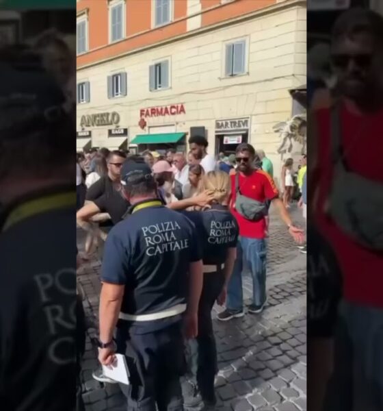 Borseggiatrice fa cadere una turista a terra per derubarla, tutto nella zona più presidiata di Roma VIDEO