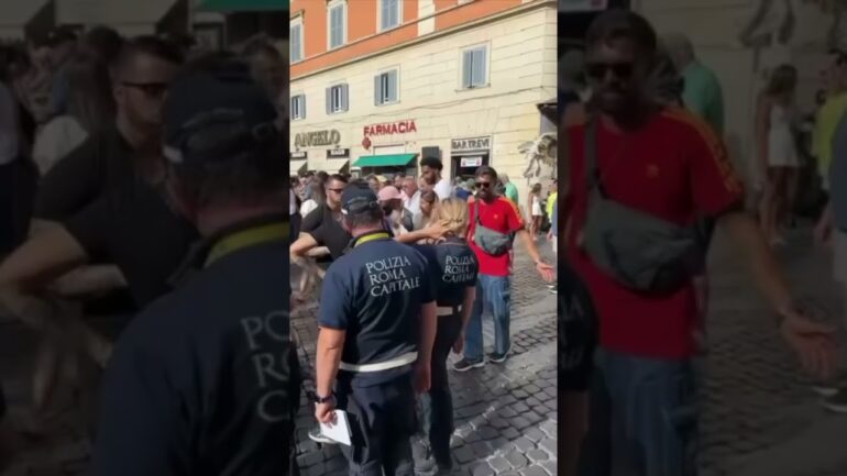 Borseggiatrice fa cadere una turista a terra per derubarla, tutto nella zona più presidiata di Roma VIDEO