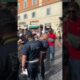 Borseggiatrice fa cadere una turista a terra per derubarla, tutto nella zona più presidiata di Roma VIDEO