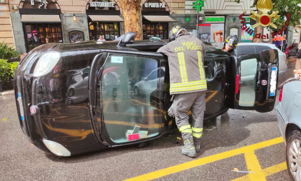 80enne si ribalta con la macchina. Paura in strada