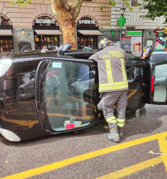 80enne si ribalta con la macchina. Paura in strada