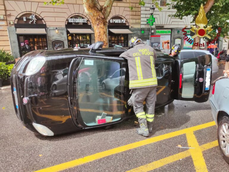 80enne si ribalta con la macchina. Paura in strada