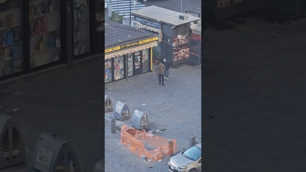 Napoli Fuori Controllo: Regolamento di Conti in Pieno Giorno #napoli #criminalità VIDEO