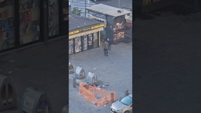 Napoli Fuori Controllo: Regolamento di Conti in Pieno Giorno #napoli #criminalità VIDEO