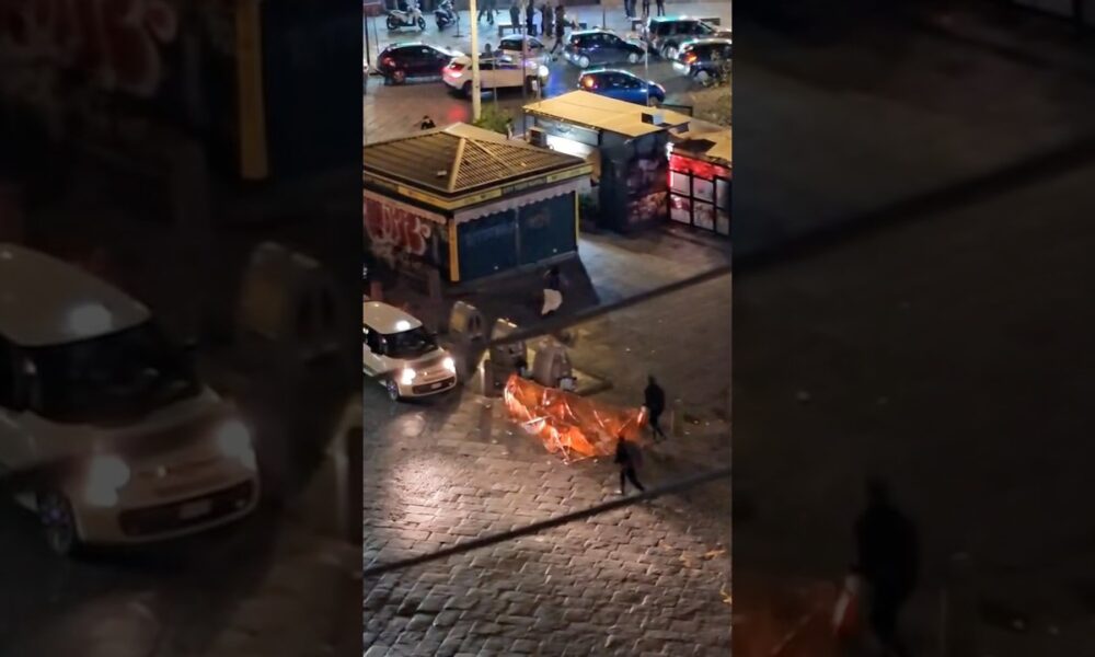Napoli, notte di follia due gruppi rivali si affrontano a colpi di bottiglia tra lanci e urla VIDEO