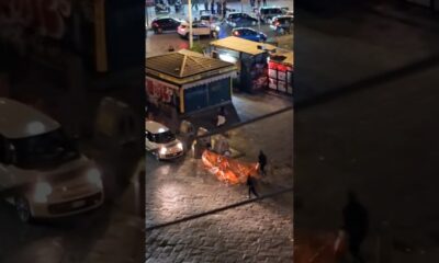 Napoli, notte di follia due gruppi rivali si affrontano a colpi di bottiglia tra lanci e urla VIDEO