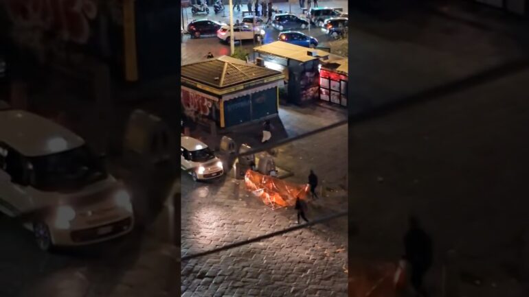 Napoli, notte di follia due gruppi rivali si affrontano a colpi di bottiglia tra lanci e urla VIDEO