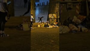 Degrado e violenza a porta Capuana centro di Napoli VIDEO