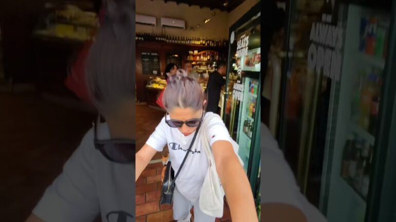 Borseggiatrice aggressiva si infuria quando viene disturbata VIDEO