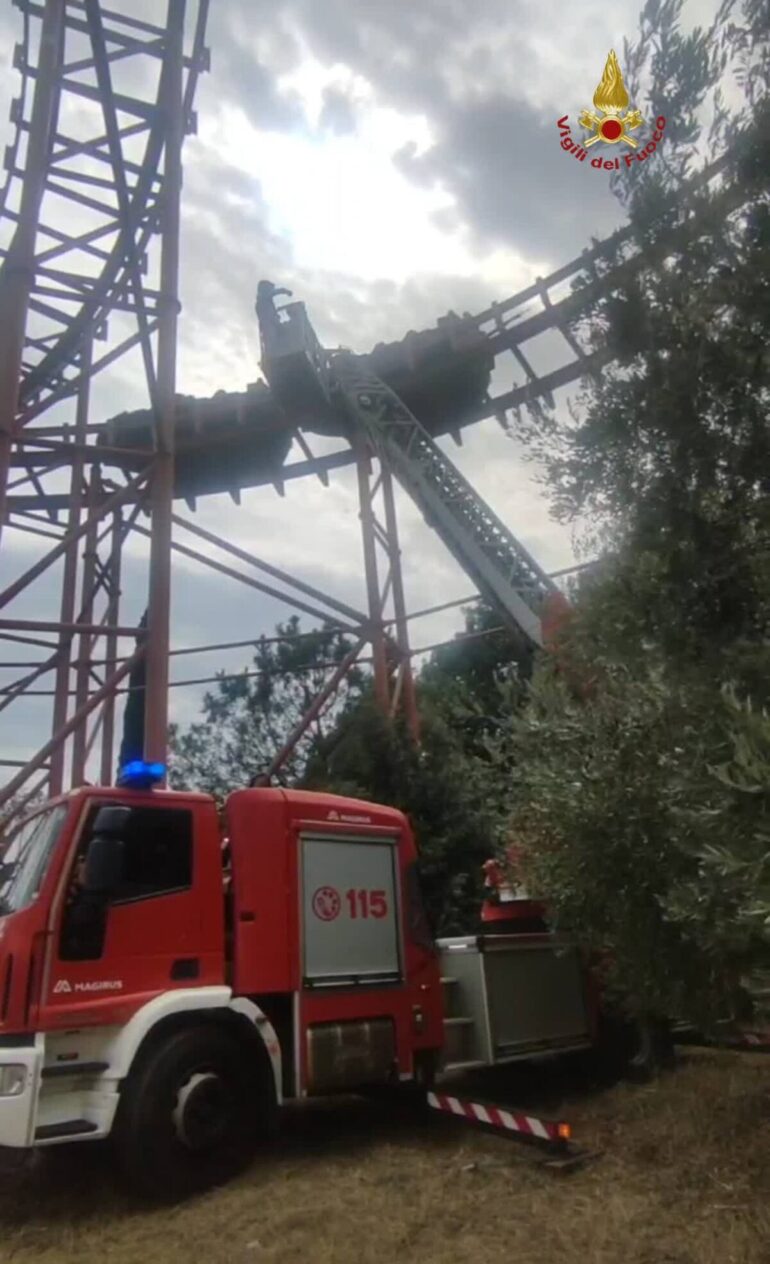 Cinecittà Word. Panico per delle persone bloccate sulla giostra delle cascate