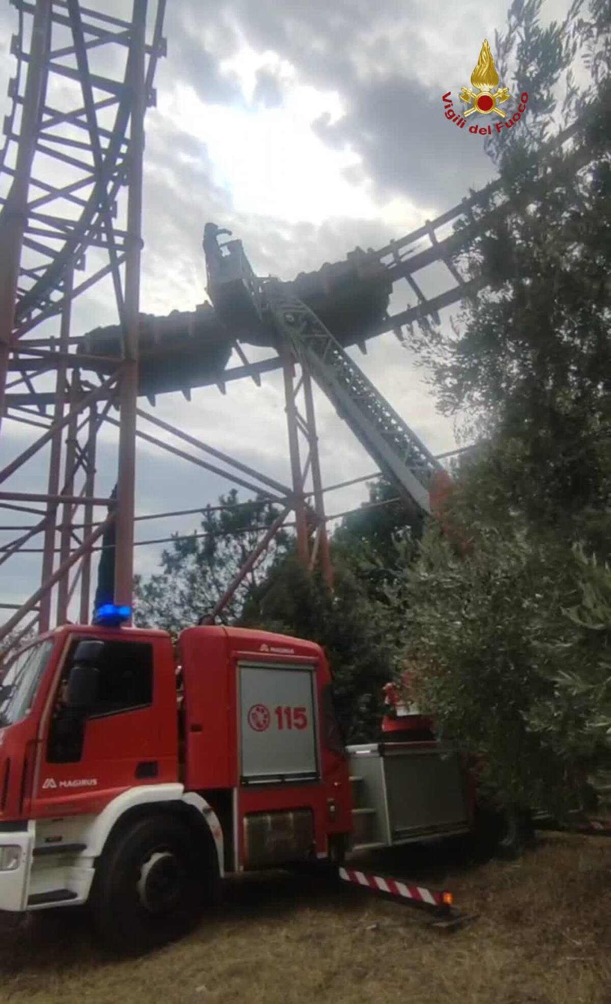 Cinecittà Word. Panico per delle persone bloccate sulla giostra delle cascate Cinecittà Word. Panico per delle persone bloccate sulla giostra delle cascate