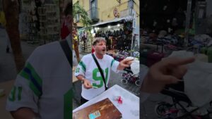 Napoli contrabbandiere di sigarette nei vicoli di porta Nolana VIDEO