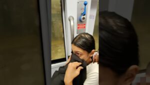 Borseggiatrici beccate mentre provavano a rubare nelle borse dei turisti VIDEO