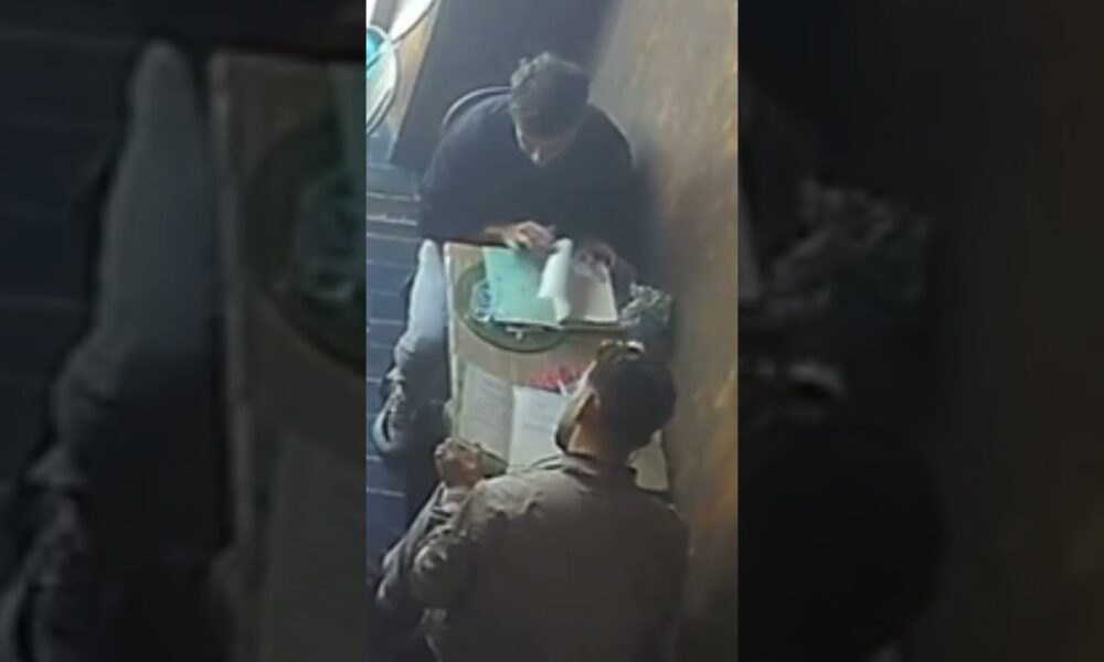 Furto al ristorante pericolo tra i tavoli #furto #rome #pickpocket VIDEO