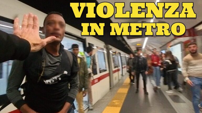 Violento dentro la metro picchia passeggeri e viene difeso da un buonista VIDEO