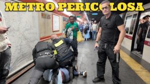 Uomo pericoloso crea il panico sotto la Metro VIDEO