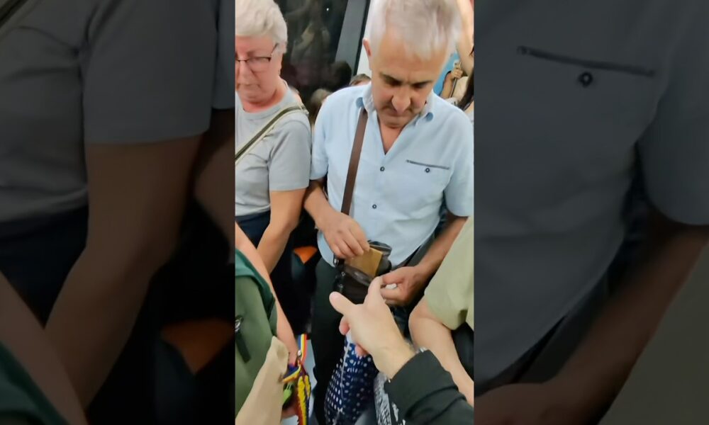 La piccola borseggiatrice e la sua complice colpiscono turisti anziani