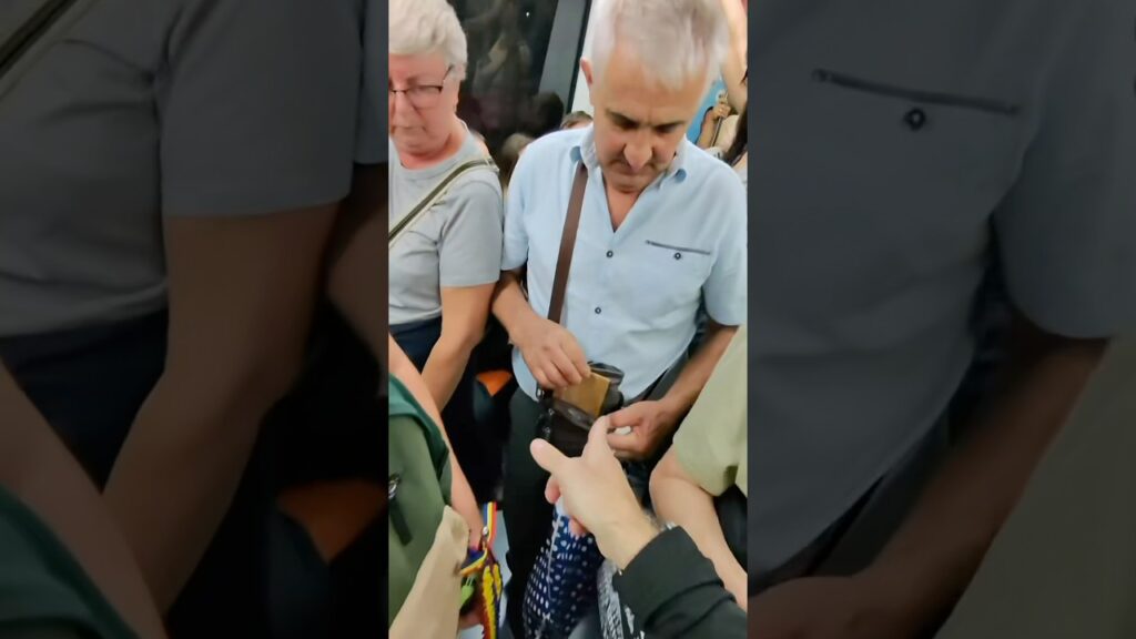 La piccola borseggiatrice e la sua complice colpiscono turisti anziani