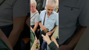 La piccola borseggiatrice e la sua complice colpiscono turisti anziani