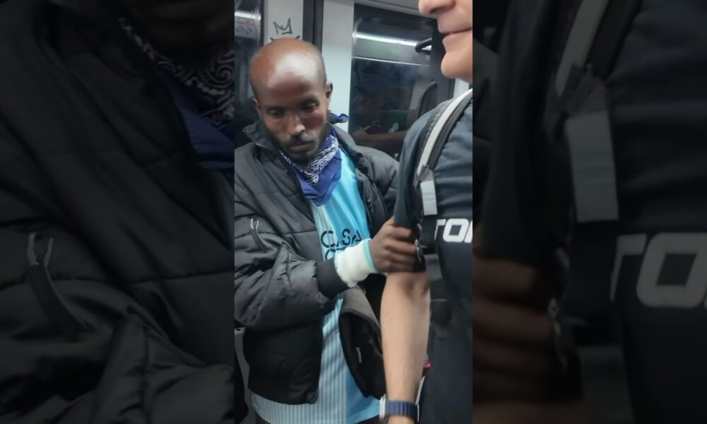 Un uomo armato inquieta i passeggeri nella metro di Roma senza interventi