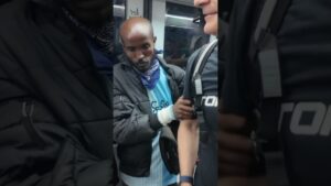 Un uomo armato inquieta i passeggeri nella metro di Roma senza interventi