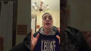 Un’organizzazione criminale aggredisce sotto gli occhi di tutti