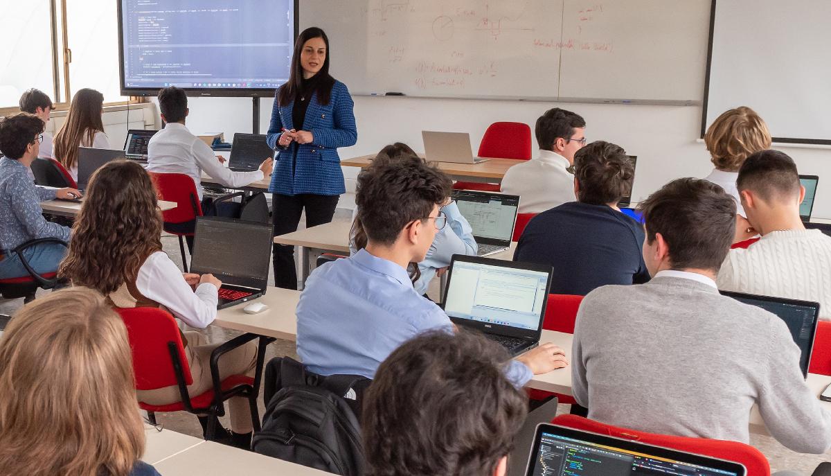 Doppia transizione: 8 giovani su 10 scommettono su IA e “green”, ma in tanti non sanno come fare. L’indagine di Skuola.net con ELIS