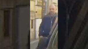 Un ladro rompe il vetro di un’auto per rubare una valigia