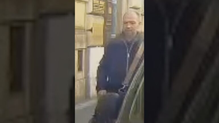 Un ladro rompe il vetro di un’auto per rubare una valigia