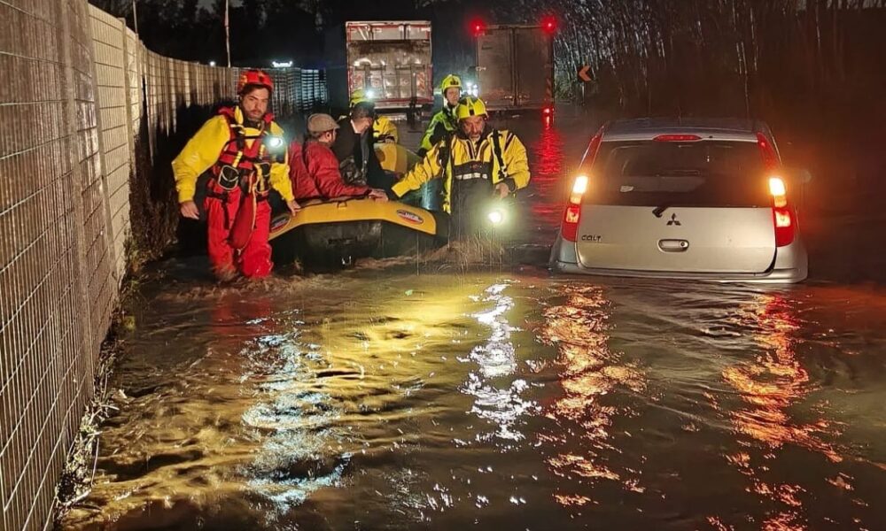 Roma, strada allagata in via Ardeatina: soccorsi due camionisti