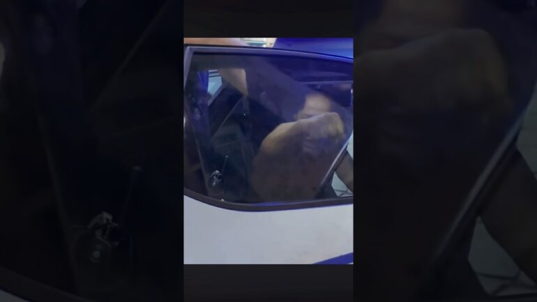 Ecco tre varianti del titolo originale, ognuna con un tono diverso come specificato. Ho mantenuto i fatti invariati (un uomo pericoloso arrestato dalla polizia a Napoli) e rispettato i limiti di caratteri (tutti sotto 60).

Tono neutro: Polizia arresta uomo pericoloso a Napoli (38 caratteri)  
Tono ironico leggero: Ancora un “pericoloso” in manette a Napoli (40 caratteri)  
Tono polemico sobrio: Ennesimo arresto per rischio a Napoli: interviene polizia (52 caratteri)
