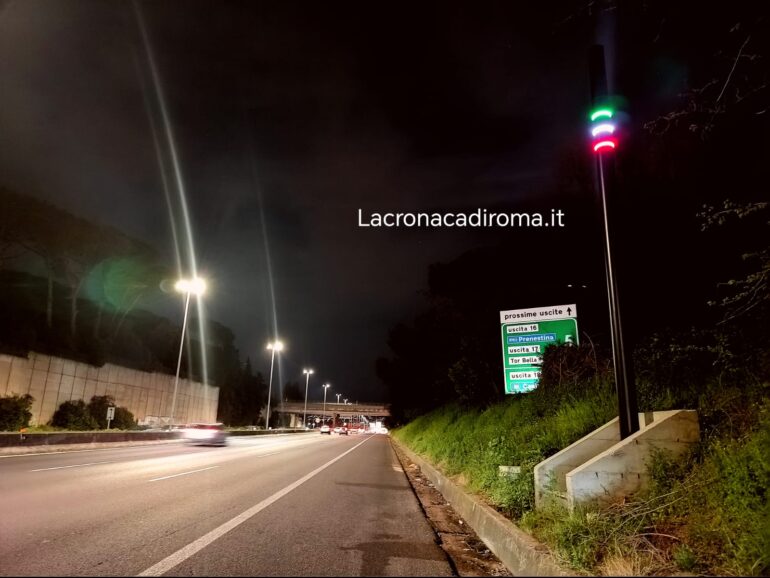 Che cosa sono i pali tricolore sul Raccordo Anulare di Roma?