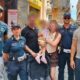 Bambina di 2 anni si perde tra la folla nel cuore del Centro Storico di Roma: ritrovata e rassicurata dagli agenti della Polizia Locale