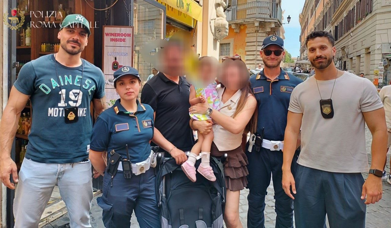 Bambina di 2 anni si perde tra la folla nel cuore del Centro Storico di Roma: ritrovata e rassicurata dagli agenti della Polizia Locale