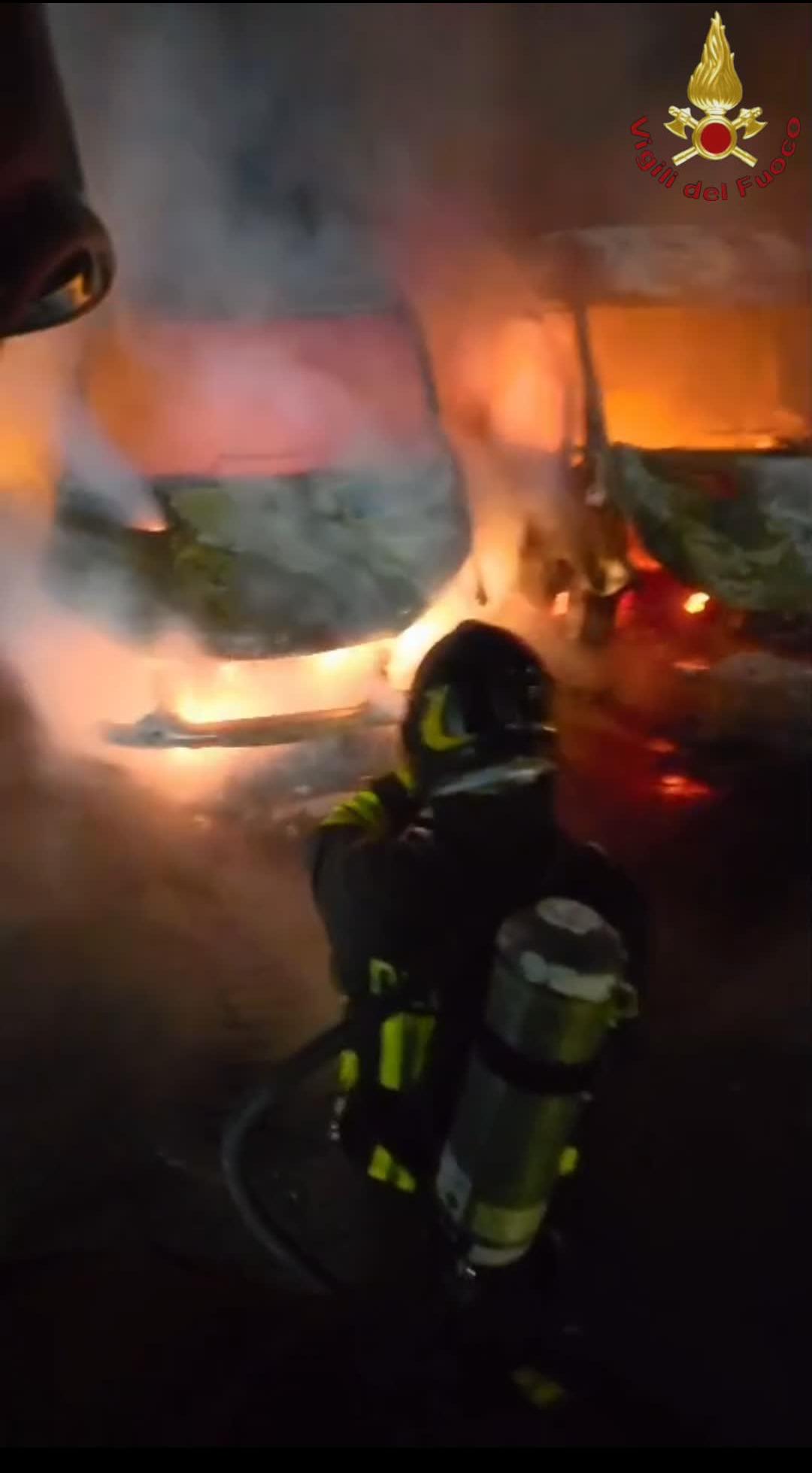 Fiumicino, a fuoco 8 furgone della S.D.A. Incidente o c’è dell’altro?