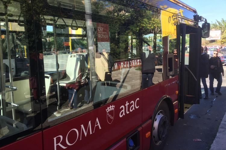 Roma, autista Atac aggredito da un passeggero: pietra con la cabina