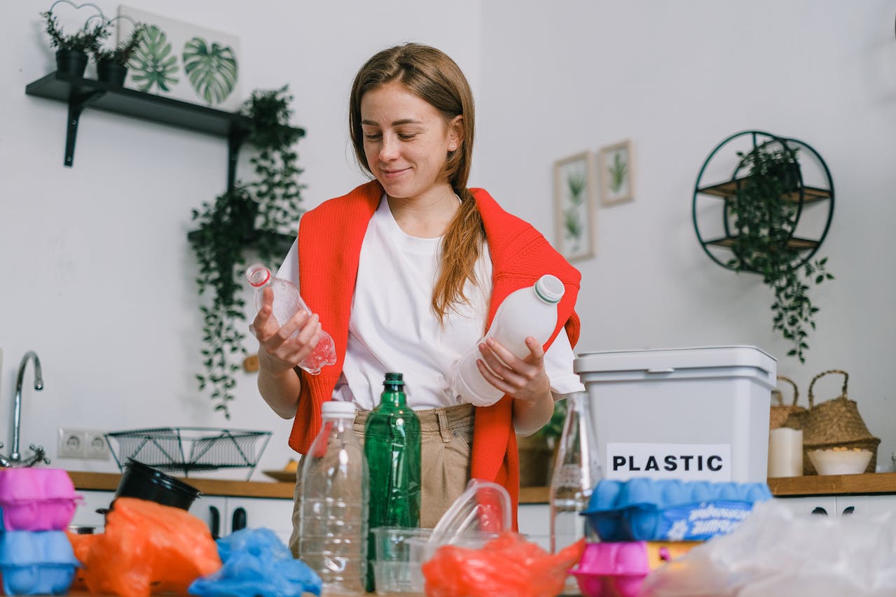Riciclo della plastica: i 10 errori che mettono in crisi persino la GenZ (e come non farli più). La guida di Skuola.net e COREPLA